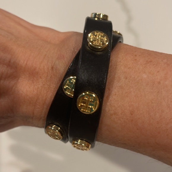 Tory Burch miller raised logo in goldplate, black leather double wrap bracelet. - Picture 4 of 8